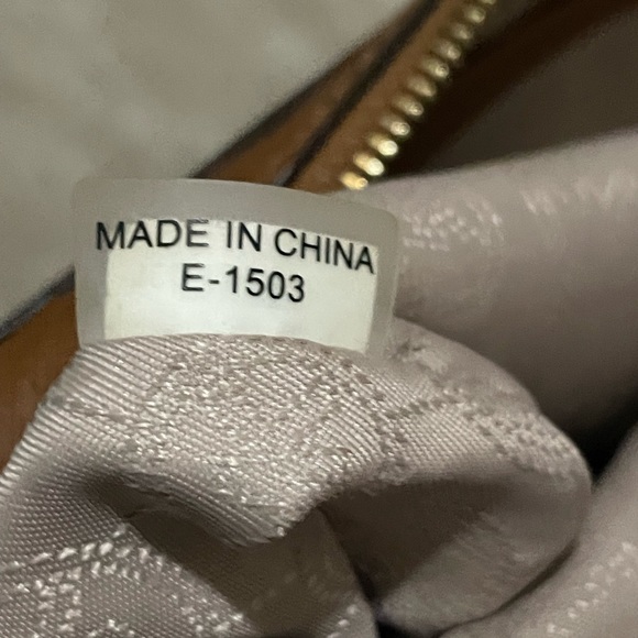 FREE w/ PURCHASE from my closet Michael Kors Jet Set Large Saffiano Cross body - Picture 10 of 11